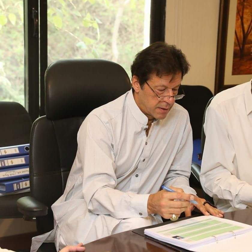 عمران خان نے انکشاف کیا ہے کہ انہوں نے خیبرپختونخوا اور پنجاب اسمبلیاں سابق آرمی چیف جنرل قمر جاوید باجوہ کے کہنے پر تحلیل کیں۔